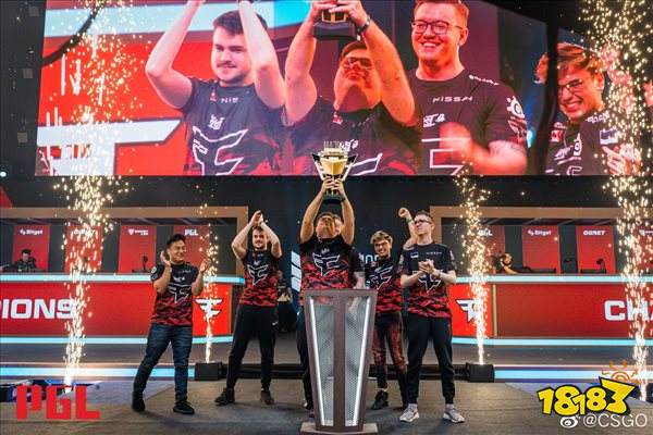 剪裁精良的 剪裁精良的